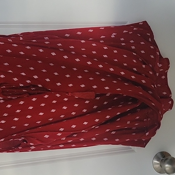 Red wrap blouse with white detailing and tie front closure - Picture 3 of 3